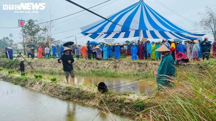 ong-tay-ba-dam-doi-mua-loi-bun-tat-nuoc-cuoi-trau-cay-ruong-cay-lua-o-hoi-an1-1704175797.jpg