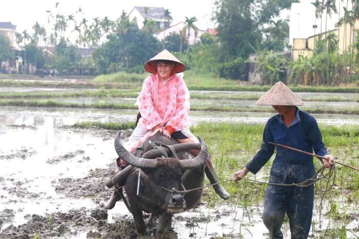 ong-tay-ba-dam-doi-mua-loi-bun-tat-nuoc-cuoi-trau-cay-ruong-cay-lua-o-hoi-an8-1704175797.jpg