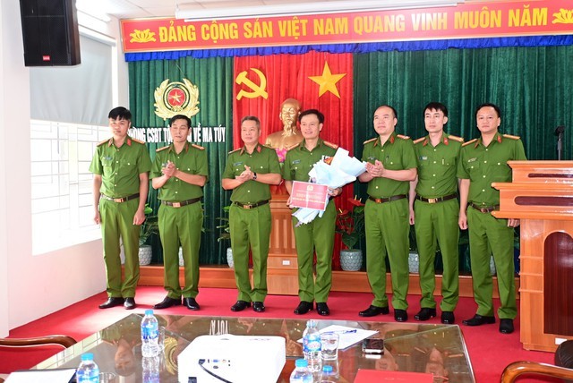 cong-an-hai-phong-kham-xet-khan-cap-nhieu-ia-iem-bat-ong-trum-nguyen-thanh-phuong-2-1720791430.jpg