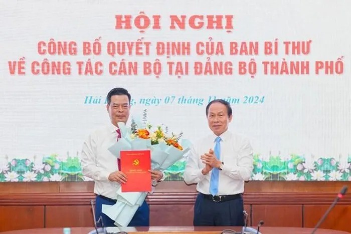 trao-quyet-dinh-va-tang-hoa-1731031709.jpg