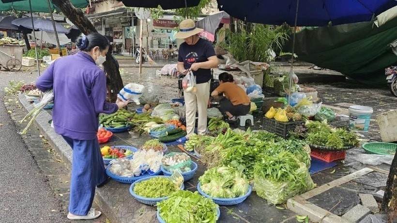 thu-tuong-yeu-cau-xu-ly-nghiem-cong-khai-viec-gam-hang-tang-gia-trong-bao-lu-1726305039.jpg